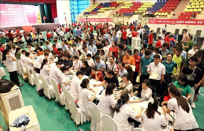 Đông đảo người dân đến đăng ký tham gia hiến máu tình nguyện tại ngày hội. Ảnh: Quang Cường/TTXVN