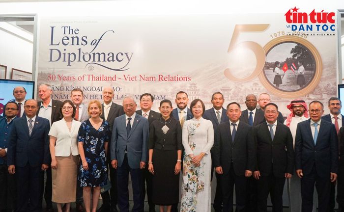 Các đại biểu chụp ảnh kỷ niệm tại lễ khai mạc triển lãm tranh.