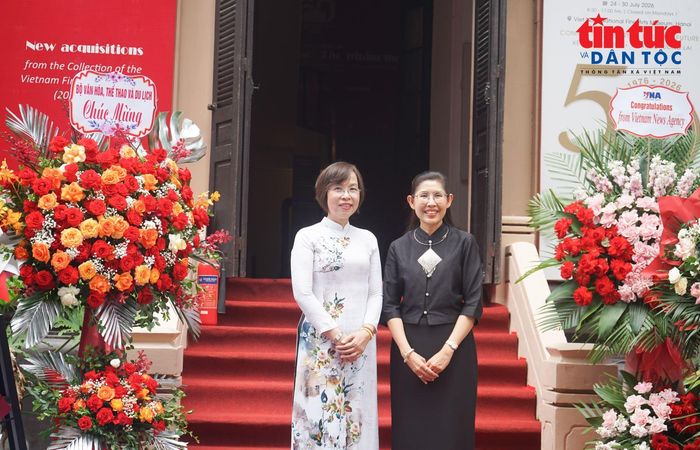 Tổng Giám đốc TTXVN Việt Nam Vũ Việt Trang chụp ảnh kỷ niệm cùng Đại sứ Vương quốc Thái Lan tại Việt Nam Urawadee Sriphiromaya.