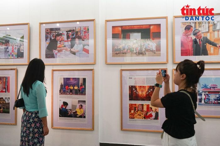 Công chúng check-in tại triển lãm.