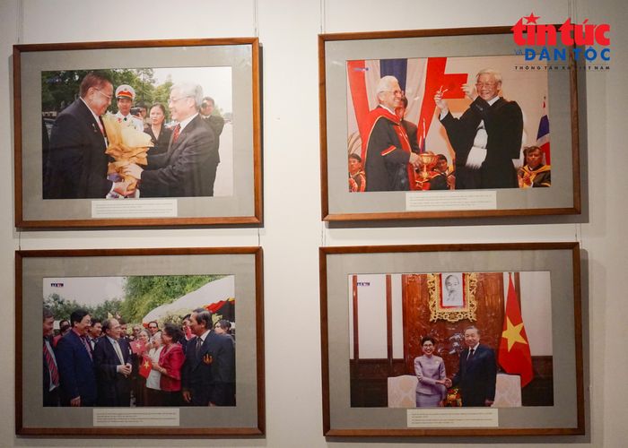 Tại triển lãm, công chúng có dịp chiêm ngưỡng bộ sưu tập ảnh tư liệu và ảnh đương đại về các chuyến thăm Hoàng gia, các chuyến thăm cấp cao, các hoạt động trao đổi chính thức, ngoại giao văn hóa, hợp tác kinh tế và giao lưu nhân dân.