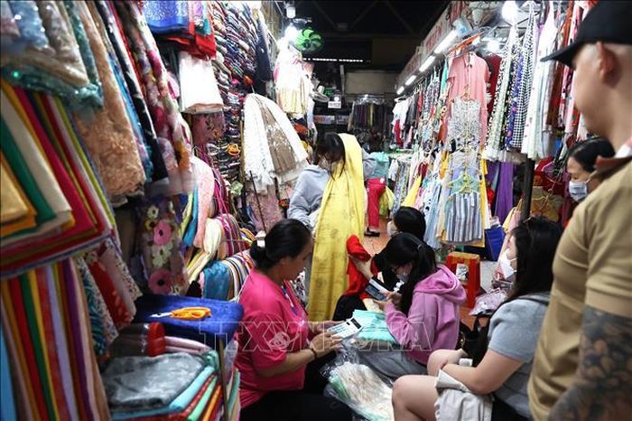 Hiện chợ Tân Định có khoảng 400 gian hàng bán sỉ, lẻ với đa dạng ngành hàng, trong đó nổi tiếng nhất là vải vóc và ẩm thực. Ảnh: Hồng Đạt/TTXVN