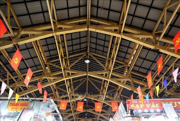 Cấu trúc kiểu nhà vòm rộng rãi bên trong, mái vòm cao giúp không gian chợ luôn thông thoáng và mát mẻ. Kết cấu chính gồm cột, dầm, kèo bằng bê tông cốt thép được xây dựng tỉ mỉ, công phu. Ảnh: Hồng Đạt/TTXVN