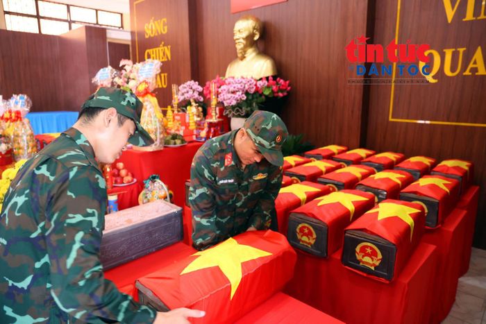 Các hài cốt liệt sĩ được đưa vào Nhà tưởng niệm.