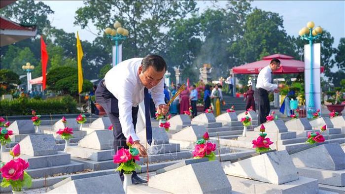 Ông Phạm Hùng Thái, Phó Bí thư Tỉnh ủy, Trưởng Đoàn đại biểu Quốc hội tỉnh Tây Ninh thắp hương tại phần mộ các Anh hùng liệt sĩ. Ảnh: Minh Phú/TTXVN