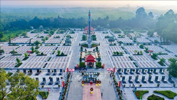 Nghĩa trang Liệt sĩ Trà Võ, xã Thạnh Đức, tỉnh Tây Ninh, nơi yên nghỉ của hơn 3.669 liệt sĩ đã hy sinh vì độc lập, tự do của Tổ quốc và thực hiện nghĩa vụ quốc tế tại Campuchia. Ảnh: Minh Phú/TTXVN
