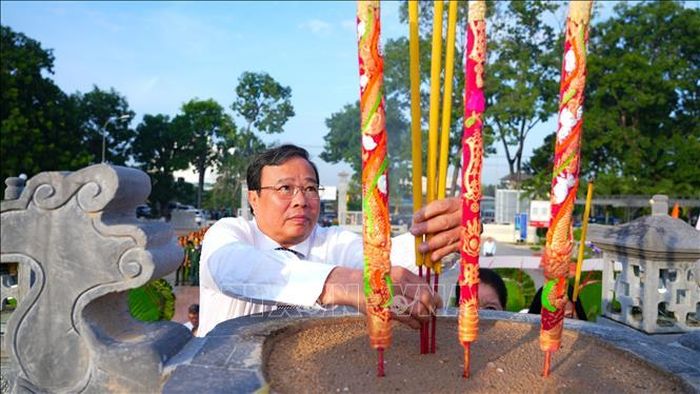 Lãnh đạo tỉnh Tây Ninh dâng hương tưởng niệm các Anh hùng liệt sĩ tại Nghĩa trang Liệt sĩ Trà Võ. Ảnh: Minh Phú/TTXVN