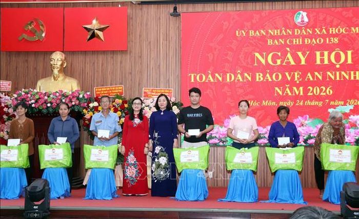 Trao tặng quà của Ủy ban MTTQ Việt Nam Thành phố cho đại diện các hộ gia đình xã Hóc Môn có hoàn cảnh khó khăn.