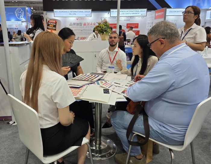 Doanh nghiệp giới thiệu sản phẩm đạt chuẩn và tư vấn giải pháp chăm sóc sắc đẹp cho khách hàng.
