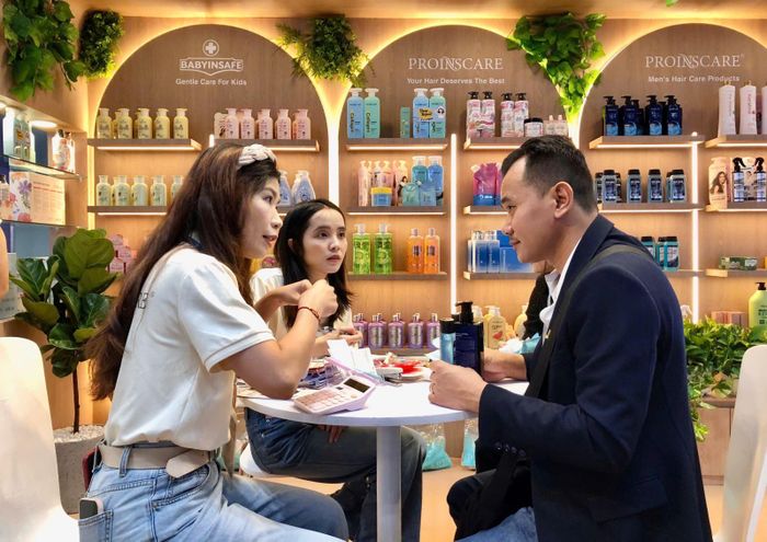 Doanh nghiệp trong và ngoài nước kết nối giao thương, tìm kiếm đối tác và mở rộng thị trường phân phối.