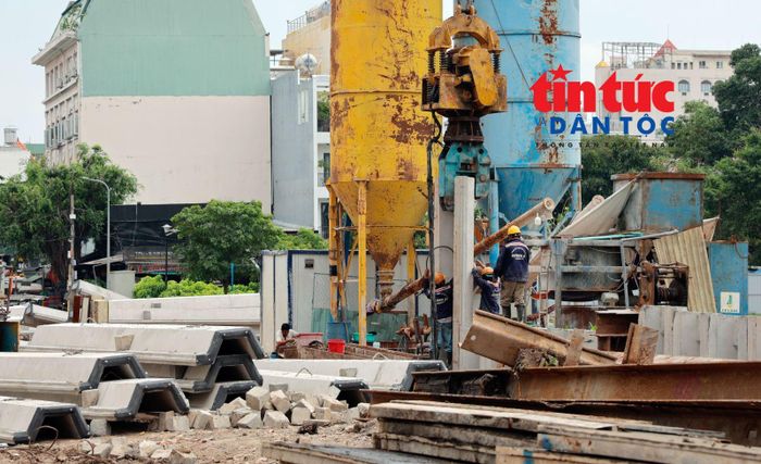Công nhân tích cực thi công tại công trình của gói thi công XL-02 qua địa bàn phường Bình Thạnh và Bình Lợi Trung.