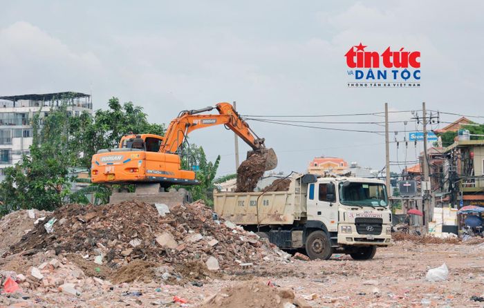 Chủ đầu tư triển khai thu gom xà bần để đẩy nhanh tiến độ thi công rạch Xuyên Tâm.