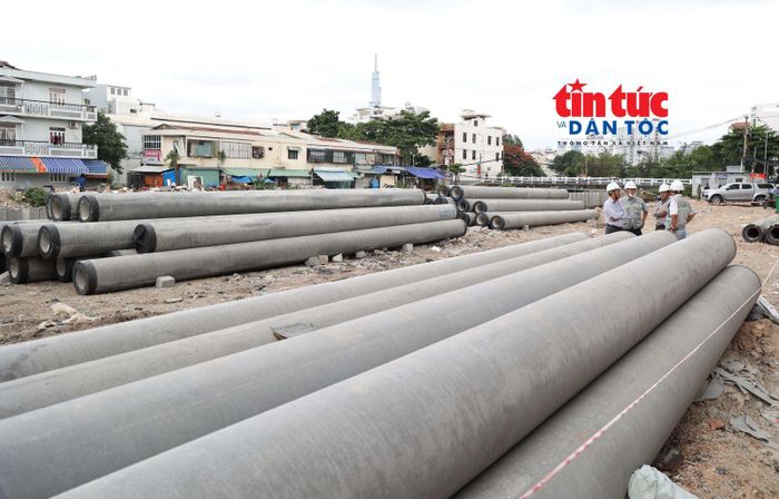Để kịp tiến độ bàn giao vào cuối năm 2027, đơn vị thi công đã triển khai nhiều mũi thi công để công trình rạch Xuyên Tâm sớm được đưa vào sử dụng.