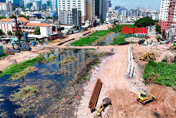 Đơn vị thi công thực hiện "ba ca, bốn kíp" triển khai gói thầu XL-01 và XL-02 có tổng chiều dài hơn 7,4 km, đi qua các phường Gia Định, Bình Thạnh và Bình Lợi Trung.