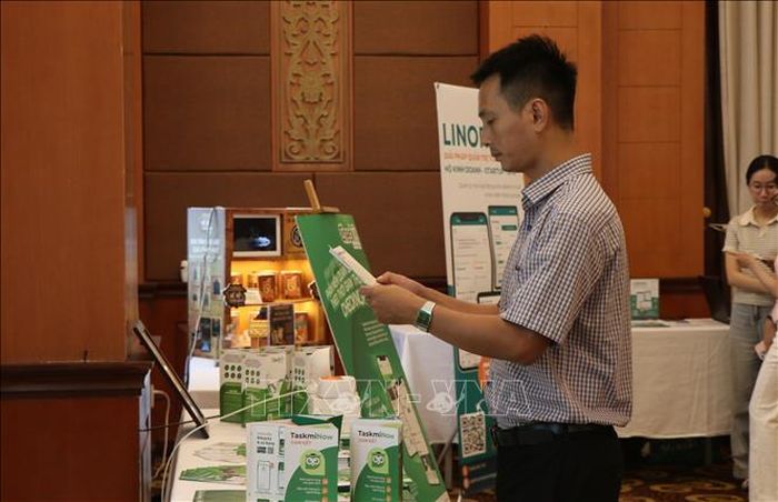 Đại biểu tham quan, tìm hiểu các gian hàng khởi nghiệp mới hình thành trên địa bàn thành phố Huế.