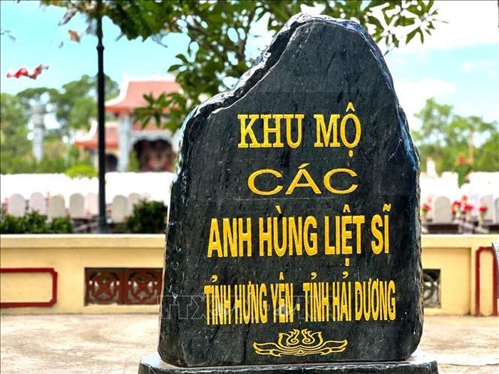Giữa đại ngàn Trường Sơn, những hàng mộ tại nghĩa trang được sắp xếp theo quê quán của từng liệt sĩ. Mỗi khu mộ như một góc quê hương thu nhỏ, nơi những người con đất Việt từ mọi miền cùng yên nghỉ bên nhau. Ảnh: Nguyên Linh/TTXVN