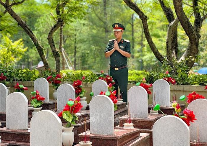 Gần nửa thế kỷ qua, Nghĩa trang Liệt sĩ Quốc gia Trường Sơn vẫn lặng lẽ đón những cuộc trở về, nơi những người còn sống tìm về tri ân những người đã nằm lại giữa đại ngàn. Ảnh: Nguyên Linh/ TTXVN