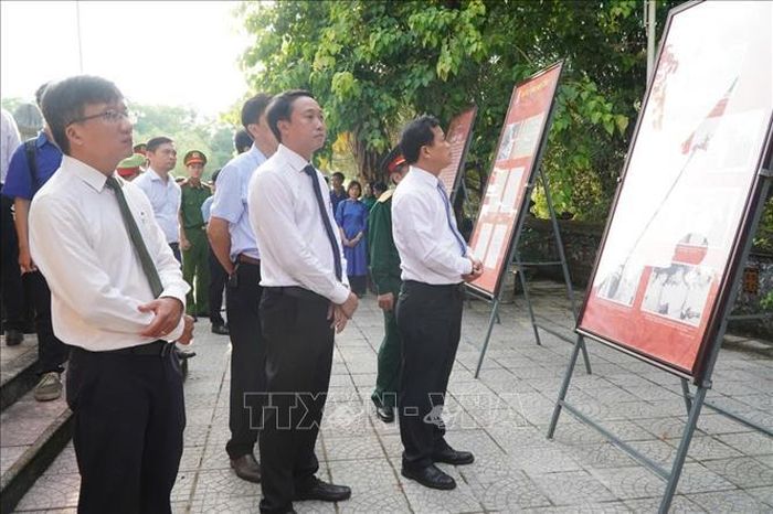 Khách tham quan triển lãm.
