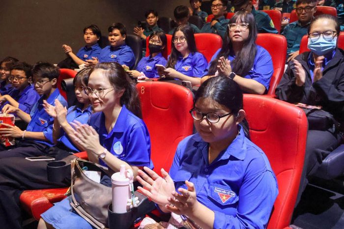 Đông đảo đoàn viên, thanh niên và người dân đến các rạp phim trong Tuần phim kỷ niệm 79 năm Ngày Thương binh - Liệt sĩ.