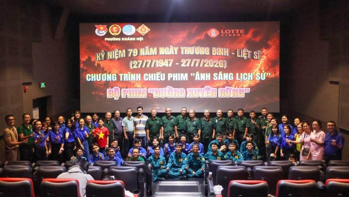 Hội Cựu chiến binh, Đoàn Thanh niên và Ban chỉ huy Quân sự phường Khánh Hội tại rạp chiếu phim, ôn lại truyền thống nhân dịp 27/7.