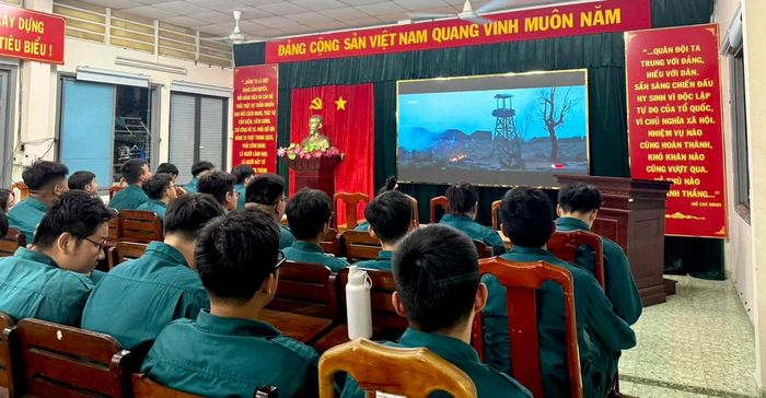 Cán bộ chiến sĩ lực lượng dân quân phường Bàn Cờ xem phim "Mưa đỏ".