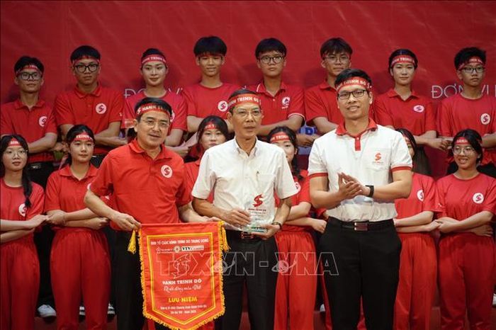 Phó Giám đốc Trung tâm Máu Quốc gia Nguyễn Bá Khanh trao biểu trưng và cờ lưu niệm lần thứ XIV cho tỉnh Thanh Hóa.