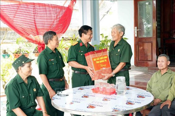 Đại diện lãnh đạo Hội Cựu chiến binh tỉnh Quảng Trị tặng quà cho các hội viên có hoàn cảnh khó khăn.