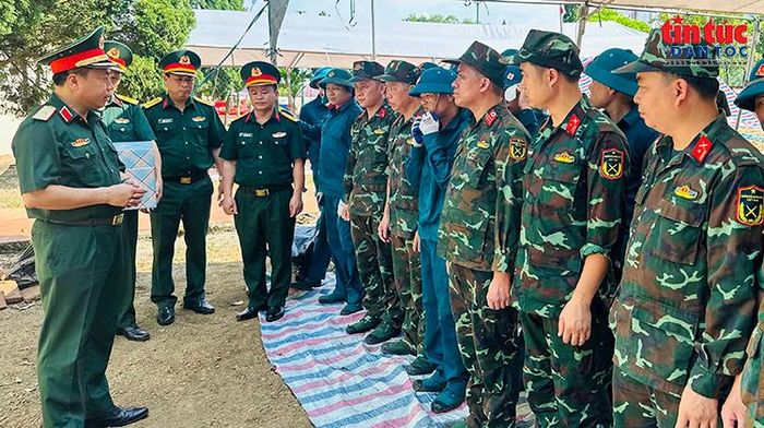 Tại thực địa nơi tìm kiếm, quy tập, Thiếu tướng Nguyễn Ngọc Ngân, Phó Chủ nhiệm Chính trị Quân khu trao Quyết định thăng quân hàm sĩ quan năm 2026 cho cán bộ Đội tìm kiếm, quy tập HCLS Bộ CHQS tỉnh Lào Cai