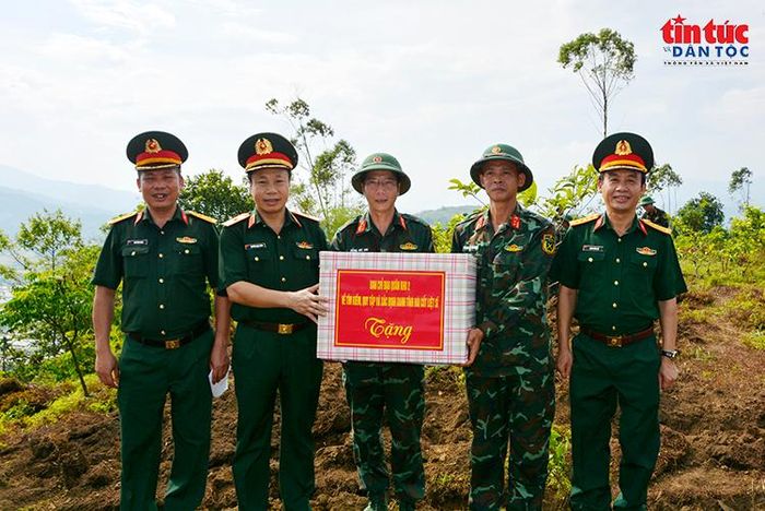 Thiếu tướng Nguyễn Ngọc Ngân trao quà của Ban chỉ đạo 515 tặng Đội tìm kiếm, quy tập hài cốt liệt sĩ thuộc Bộ CHQS tỉnh Lào Cai