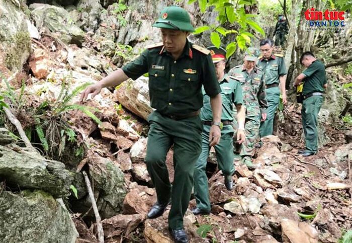 Thiếu tướng Nguyễn Ngọc Ngân, Phó Chủ nhiệm Chính trị Quân khu hành quân cùng lực lượng tìm kiếm, quy tập HCLS lên khu vực tìm kiếm tại điểm cao 400 đá, xã Thanh Thủy (Tuyên Quang).