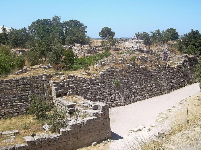 Di tích tường thành Troy thời kỳ Đồ đồng muộn. Ảnh: Wikimedia Commons