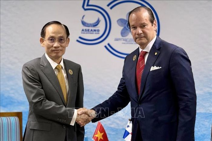Bộ trưởng ngoại giao Lê Hoài Trung và Bộ trưởng Ngoại giao Panama Javier Eduardo Martínez-Acha Vásquez.