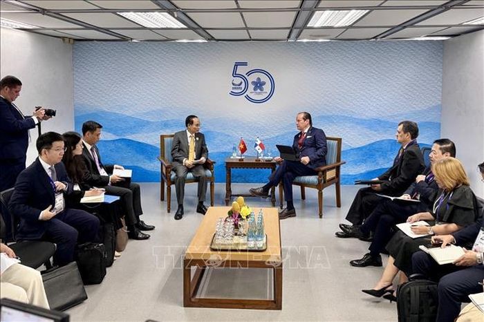 Quang cảnh cuộc gặp giữa Bộ trưởng ngoại giao Lê Hoài Trung và Bộ trưởng Ngoại giao Panama Javier Eduardo Martínez-Acha Vásquez.