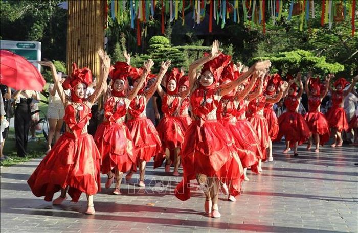 Chuỗi sự kiện Thung Nham Summer Fest với chủ đề "Đánh thức mùa hè" do Khu du lịch sinh thái Thung Nham, tỉnh Ninh Bình, tổ chức thu hút đông đảo du khách.