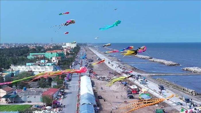 Du lịch biển Ninh Bình được đầu tư hạ tầng đồng bộ và đa dạng hóa các sản phẩm trải nghiệm, thu hút đông đảo du khách trong và ngoài nước.