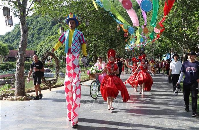 Chuỗi sự kiện Thung Nham Summer Fest với chủ đề "Đánh thức mùa hè" do Khu du lịch sinh thái Thung Nham, tỉnh Ninh Bình tổ chức thu hút đông đảo du khách.