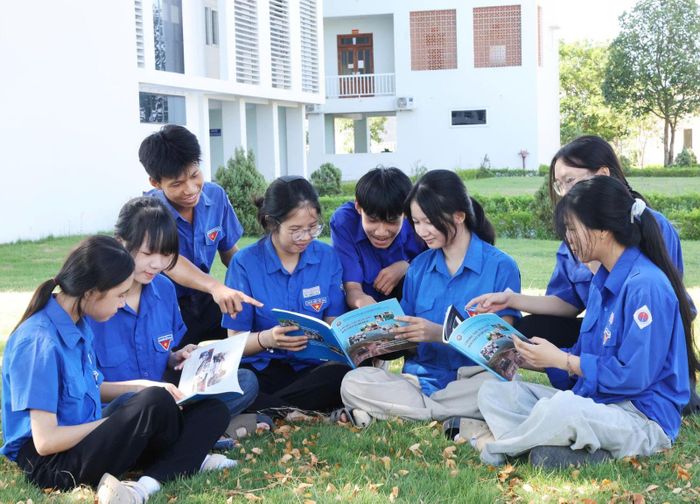 Học sinh lớp 12 trường THPT Võ Nguyên Giáp (Quảng Ngãi) tìm hiểu thông tin, hướng dẫn phòng chống bom, mìn và vật liệu nổ.