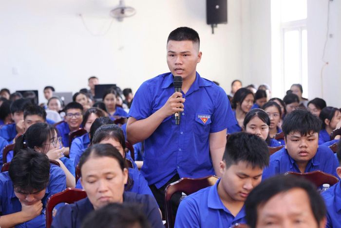 Học sinh Trương Võ Hoàng Anh, học sinh lớp 11 Trường THPT Vạn Tường tham gia tìm hiểu về phòng chống tai nạn bom mìn tại xã Đông Sơn, Quảng Ngãi.