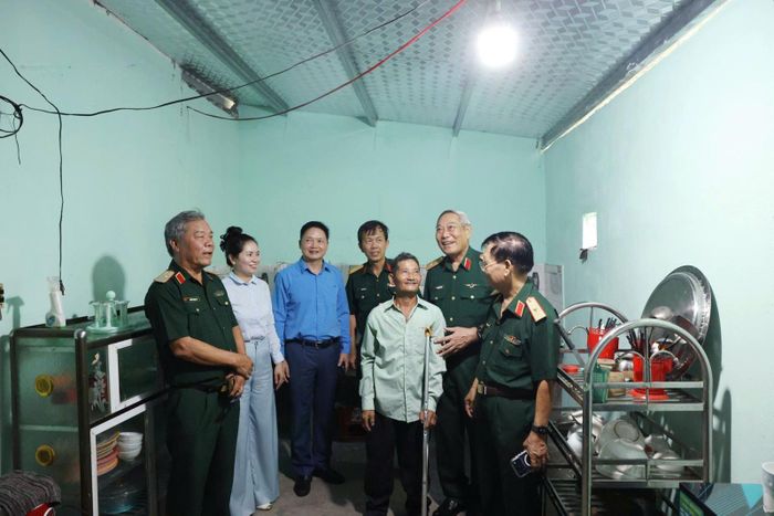 Đoàn công tác của Hội Hỗ trợ khắc phục hậu quả bom mìn Việt Nam thăm gian nhà mới sửa của ông Nguyễn Lưu ở thôn Minh Trung, xã Trường Giang.