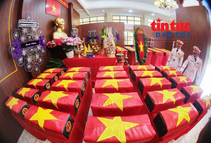 Các hài cốt liệt sĩ được đưa vào Nhà tưởng niệm.