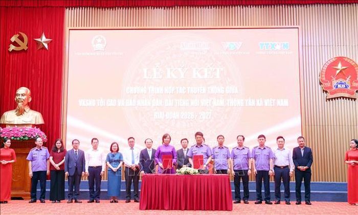 Lễ ký kết chương trình hợp tác truyền thông giữa Viện Kiểm sát nhân dân tối cao với Thông tấn xã Việt Nam. Ảnh: Phạm Kiên/TTXVN