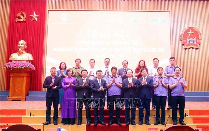 Lãnh đạo Viện Kiểm sát nhân dân tối cao chụp ảnh chung với lãnh đạo Thông tấn xã Việt Nam, Báo Nhân Dân và Đài Tiếng nói Việt Nam. Ảnh: Phạm Kiên/TTXVN