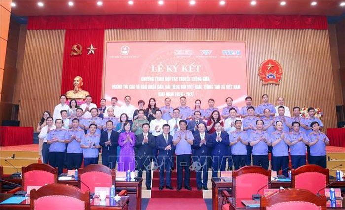 Lãnh đạo Viện Kiểm sát nhân dân tối cao, Thông tấn xã Việt Nam, Đài Truyền hình Việt Nam, Báo Nhân Dân, Đài Tiếng nói Việt Nam cùng các đại biểu. Ảnh: Phạm Kiên/TTXVN