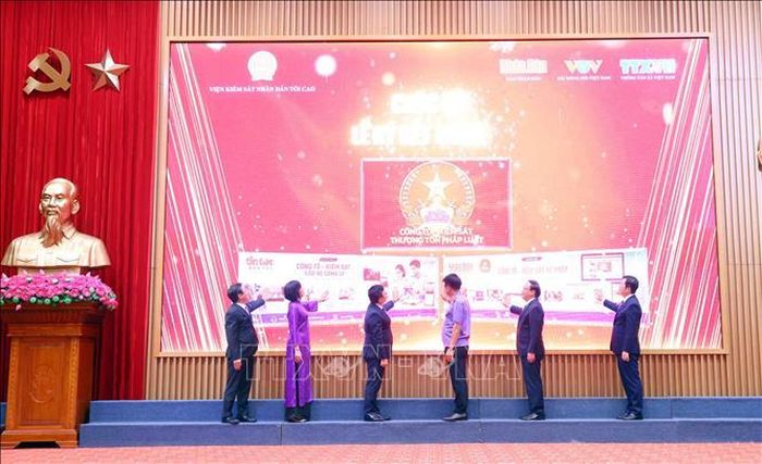 Các đại biểu thực hiện nghi thức ra mắt các chương trình, chuyên mục mới. Ảnh: Phạm Kiên/ TTXVN