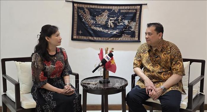 Tiến sĩ Arisman, Giám đốc Trung tâm Nghiên cứu Đông Nam Á (CSEAS) trả lời phỏng vấn TTXVN tại Indonesia. Ảnh: Minh Thái/Phóng viên TTXVN tại Indonesia