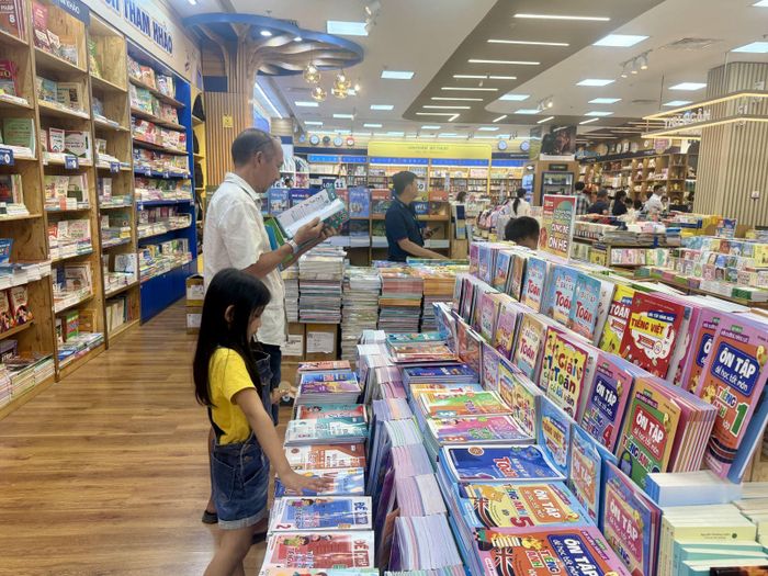Phụ huynh đưa các bé đến nhà sách tìm hiểu các bộ sách ôn tập hè.