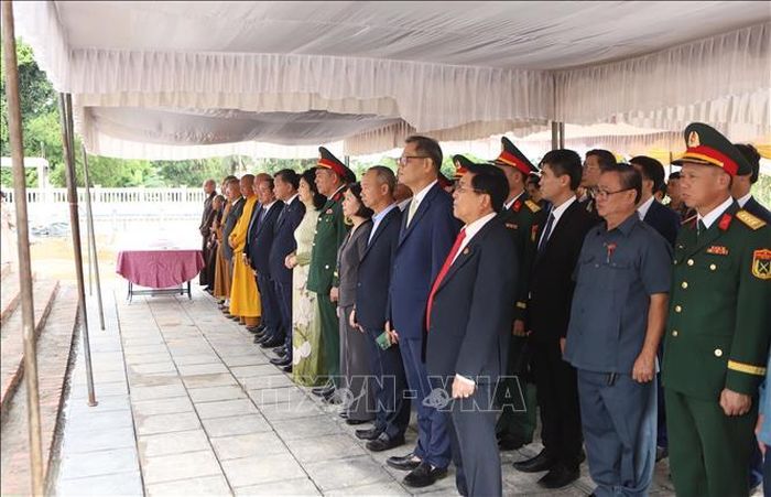 Các đại biểu hai nước Việt Nam - Lào cử hành nghi thức dâng hương, dâng hoa tưởng niệm các Anh hùng liệt sĩ tại Khu Di tích Liên quân Lào - Việt tại bản Keun. Ảnh: Xuân Tú/PV TTXVN tại Lào
