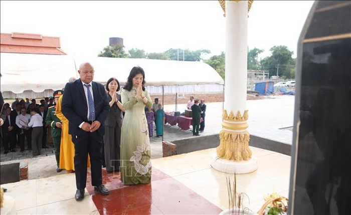 Cộng đồng người Việt và Lào thắp hương tưởng niệm các Anh hùng liệt sĩ tại Khu Di tích Liên quân Lào - Việt tại bản Keun. Ảnh: Xuân Tú/PV TTXVN tại Lào