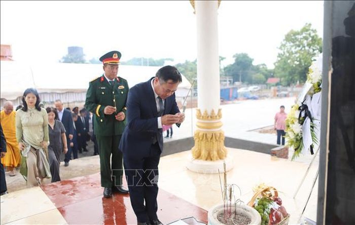 Đại diện các cơ quan bên cạnh Đại sứ quán Việt Nam tại Lào thắp hương tưởng niệm các Anh hùng liệt sĩ tại Khu Di tích Liên quân Lào - Việt tại bản Keun. Ảnh: Xuân Tú/PV TTXVN tại Lào