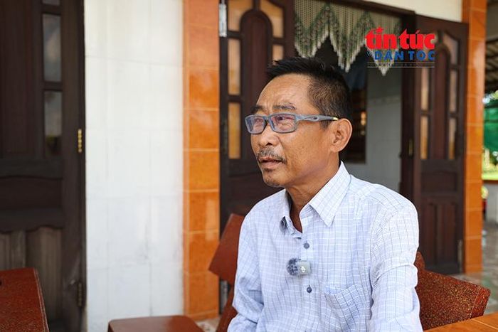 Ông Huỳnh Văn Nhờ xúc động khi kể về người cha anh hùng của mình.